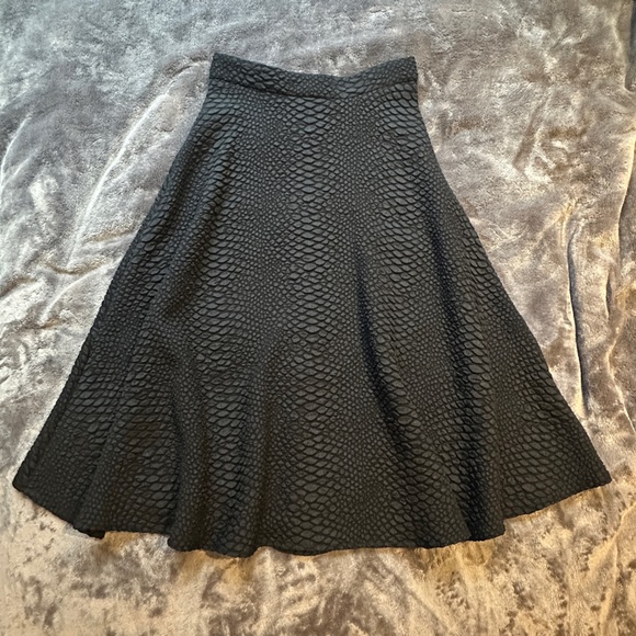 Black High Waist Skirt Midi Circle Textured Fabric Swing XS Small EUC Chic Light - Picture 1 of 8